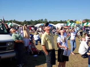 2006 Crowd Looking Up